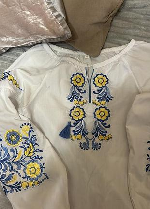 Вишиванка для дівчинки біла з синьо-жовтим орнаментом, зріст 140 см