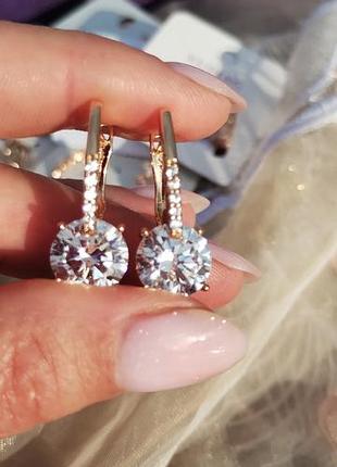 Серьги из медицинского золота с красным, зеленым, белым фианитом.