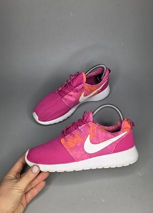 Женские кроссовки nike rosherun print в расцветке fireberry / pink power / total orange