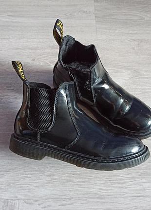 Кожаные лакированные челси dr martens 2976