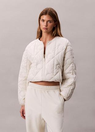 Жіноча двостороння стьобана куртка-бомбер оверсайз calvin klein модель reversible logo quilted jacket у світлому відтінку chalk/off-white xl 48 usa 🇺🇸
