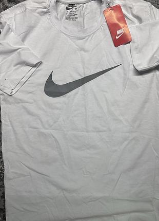 Нова футболка nike