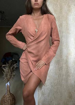 Персиковое мини-платье на запах из искусственной замши от missguided