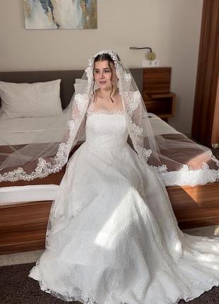 Весільна сукня розшита мереживом та блискітками