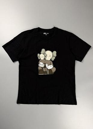 Футболка uniqlo ut x kaws graphic t-shirt