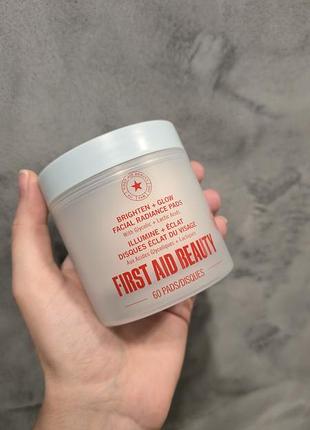 First aid beauty brighten + glow facial radiance pads — освітлювальні пілінг-педи для обличчя, 60 шт.