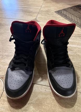Кросівки унісекс jordan 1 чорні з червоним