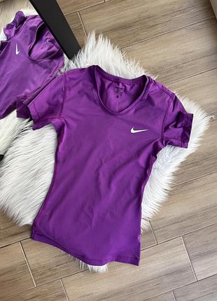 Женская спортивная футболка nike