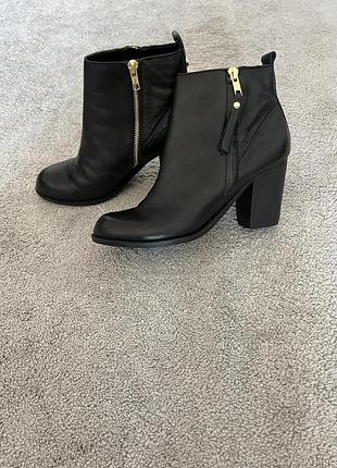 Кожаные ботинки фирмы carvela
