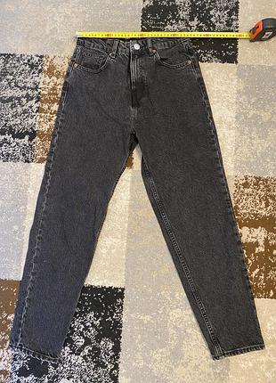 Стильні сірі джинси zara mom fit / висока посадка (розмір s / eur 36 / 26)