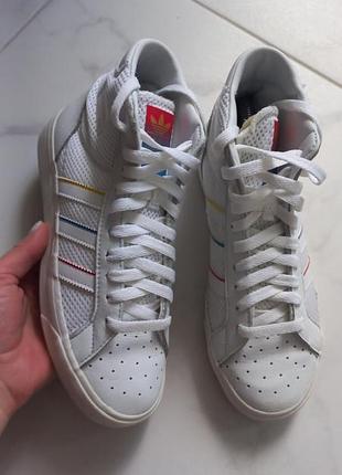 Женские кроссовки adidas