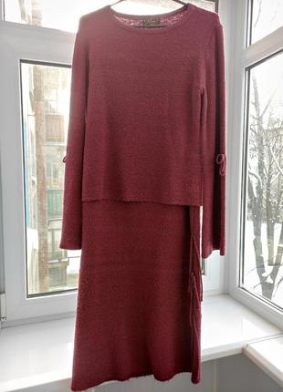 С шерстью юбка и кофта бордового цвета