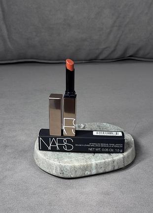 Глянцевая увлажняющая помада кораллового оттенка nars afterglow sensual shine lipstick 218 high gear 1,5 г