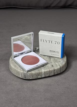 Кремовые румяна с влажным сияющим финишем flyte.70 hazycheek.crème tenderness 3,2 г