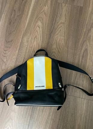Стильний рюкзак michael kors (оригінал) — шкіра, яскравий дизайн. продаю оригінальний шкіряний рюкзак у стильному спортивно-міському дизайні.