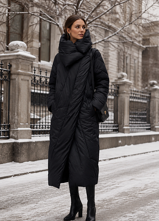 Элегантное черное зимнее пальто в стиле quiet luxury / modern urban