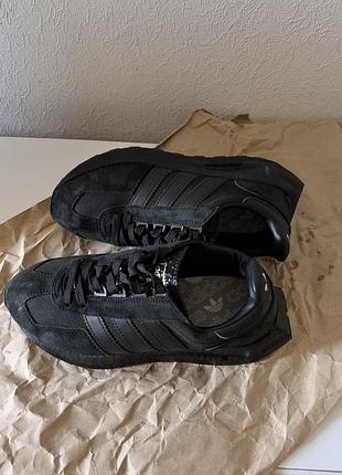 Кросівки adidas чорного кольору замшеві