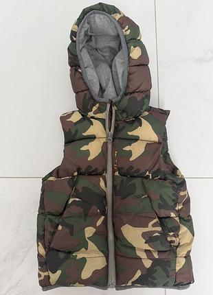 Жилетка zara для хлопчика ,колір хакі,стан чудовий ,розмір 104