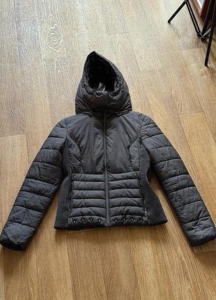 Чорна жіноча куртка guess