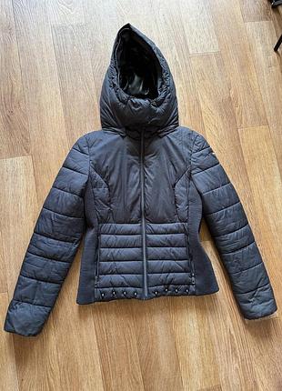 Чорна жіноча куртка guess 2