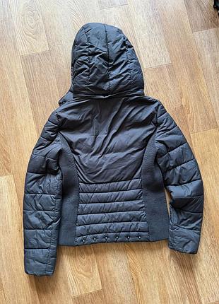 Чорна жіноча куртка guess 4