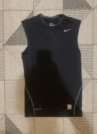 Чоловіча спортивна майка (компресійна футболка без рукавів) nike pro combat чорного кольору, розроблена для тренувань та активного спорту.