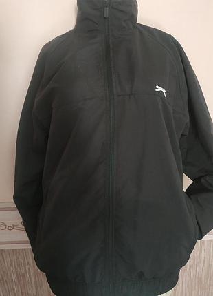 Фірмова, чорна курточка на підкладці сітка, класично, має вигляд. slazenger. розмір 48-54.