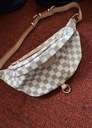 • стильна поясна сумка бананка в клітинку (стиль louis vuitton) • жіноча сумка-бананка на пояс у світлу клітинку damier azur