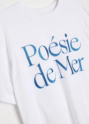 Біла бавовняна футболка бренду sinsay з синім вишитим написом «poésie de mer».