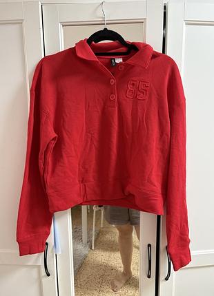 Яскраво-червоний світшот-поло вільного крою бренду h&m з вишитим числом «85» на грудях.