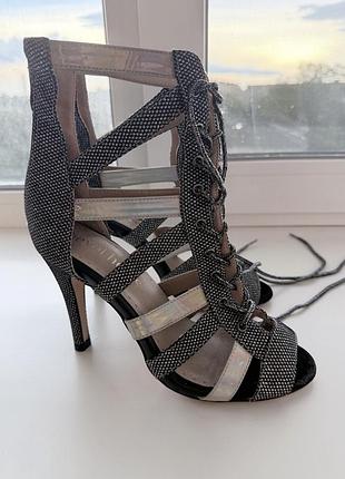 Босоніжки жіночі bevel heels на підборах, чорні з сріблястим