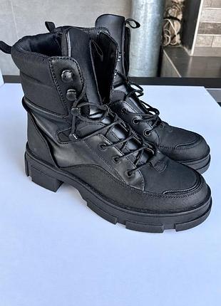 Класичні чорні масивні черевики c&a (combat boots) у міському стилі, демісезонні ботильйони на тракторній підошві. розмір 40