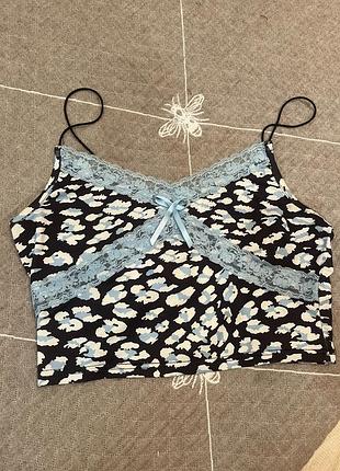 Жіночий короткий топ з мереживом