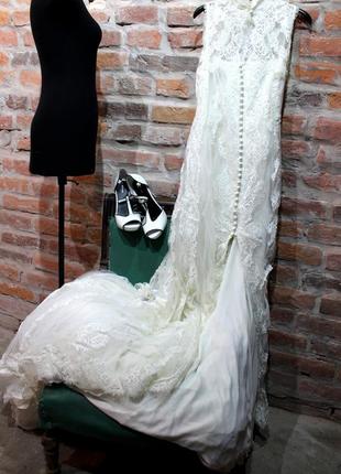 Оригинал! нереальное свадебное платье с глубоким разрезом.