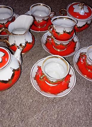 Фарфоровый чайный сервиз «красный бутон» (или просто «бутон»), произведенный на барановском фарфоровом заводе в ссср.