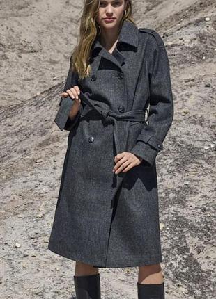 Женское двубортное пальто серого цвета от известного американского бренда gap.