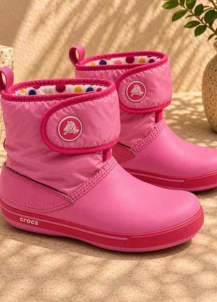 Яркие детские сапожки crocs