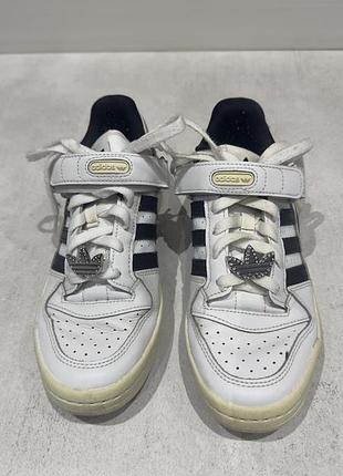 Кросівки adidas forum low білі з чорними смужками