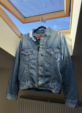 Джинсова куртка levi's синя, розмір l