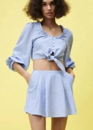 Комплект от zara: укороченний топ і юбка-шорти в сінюю клітинку.