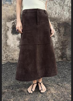 Коричнева замшева спідниця міді від zara