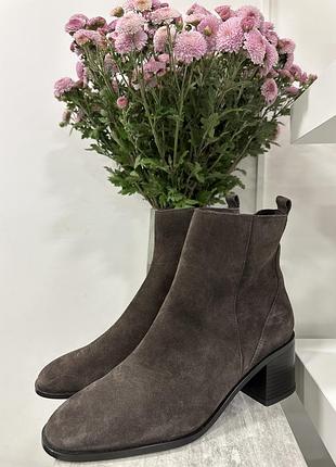 Замшеві напів чоботи zara 39,41,2880 грн