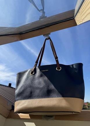 Сумка-тоут calvin klein saffiano шкіряна, navy blue & tan