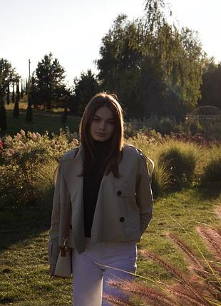 Бежевый укороченный тренч zara