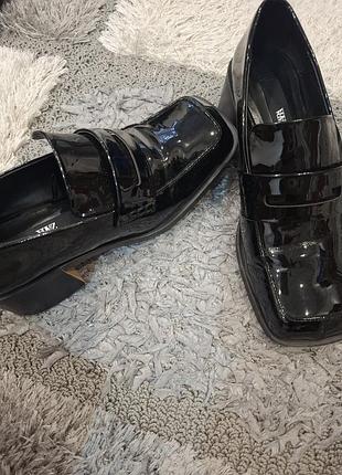 Лоферы лакированные zara