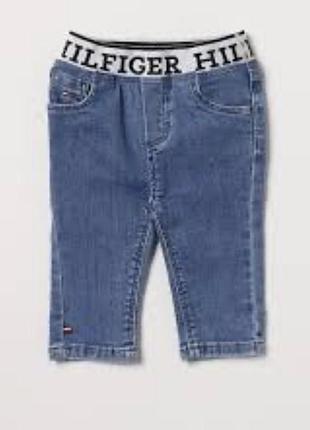 Штани для хлопчиків tommy hilfiger джинсові з еластичним поясом з логотипом сині 6-9 місяців