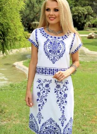 Біла сукня без рукавів із синім орнаментальним принтом від boohoo