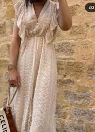 Нежное с разрезом спереди платье 👗