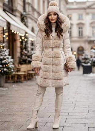 Утепленное пальто бренда fiamode с искусственным мехом, с поясом, капюшоном✨