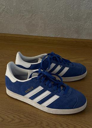 Оригінальні б/у замшеві кросівки adidas gazelle, синьо-білі